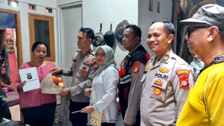 Polsek Metro Penjaringan Salurkan Tali Asih kepada Korban Kecelakaan Pipa Spiral