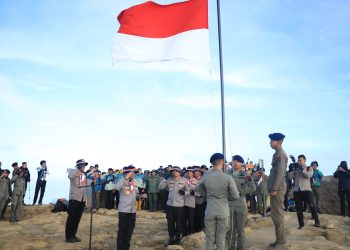 Kapolda Jabar Pimpin Pengibaran Bendera Merah Putih di Puncak Gunung Ciremai