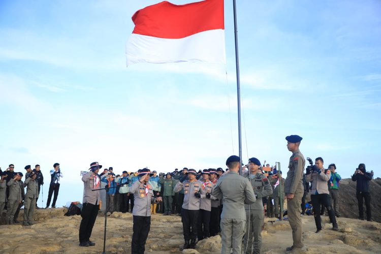 Kapolda Jabar Pimpin Pengibaran Bendera Merah Putih di Puncak Gunung Ciremai