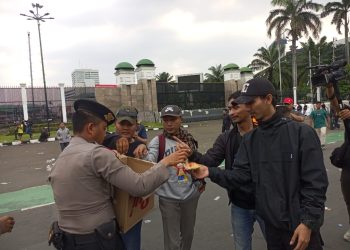 Polisi Bagikan Air Mineral dan Roti, Aksi Buruh di DPR Berjalan Kondusif