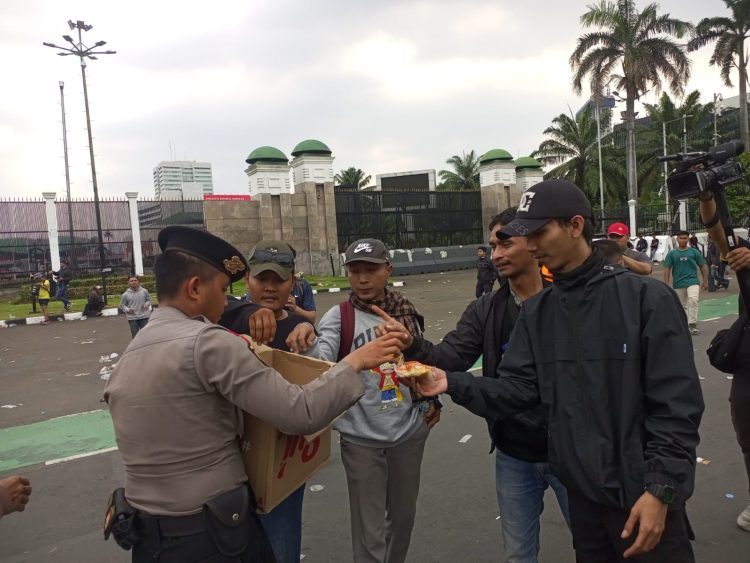 Polisi Bagikan Air Mineral dan Roti, Aksi Buruh di DPR Berjalan Kondusif