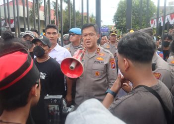 Polda Kalteng Humanis Kawal Aksi Unjuk Rasa di Mapolda Palangka Raya