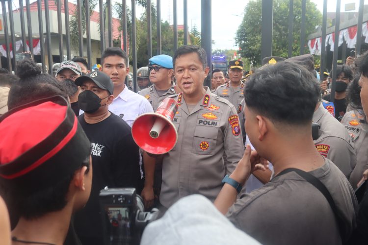 Polda Kalteng Humanis Kawal Aksi Unjuk Rasa di Mapolda Palangka Raya