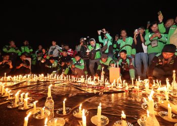 Ojol di Jatim dan TNI-Polri Doa Bersama, Nyalakan 1.000 Lilin untuk Affan Kurniawan