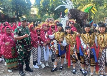 Babinsa Duren Sawit Amankan Karnaval HUT RI ke 80 di Pondok Kopi