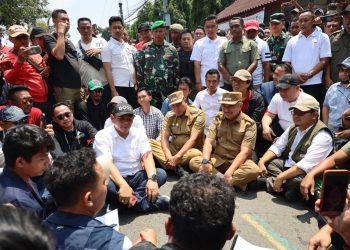 Tri Adhianto dan Bobihoe Duduk Bersama Massa Aksi, Serap Aspirasi di Tengah Jalan