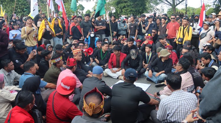 Kedepankan Sisi Humanis, Polda Kalteng Irjen Pol Iwan Kurniawan Sukses Kawal Aksi Unras di Kantor DPRD dengan Aman dan Tertib