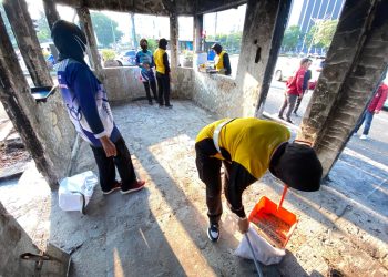 Polwan Ditlantas Polda Metro Jaya Bersama Mahasiswa Gelar Kurve di Pos Polisi Pasca Demo