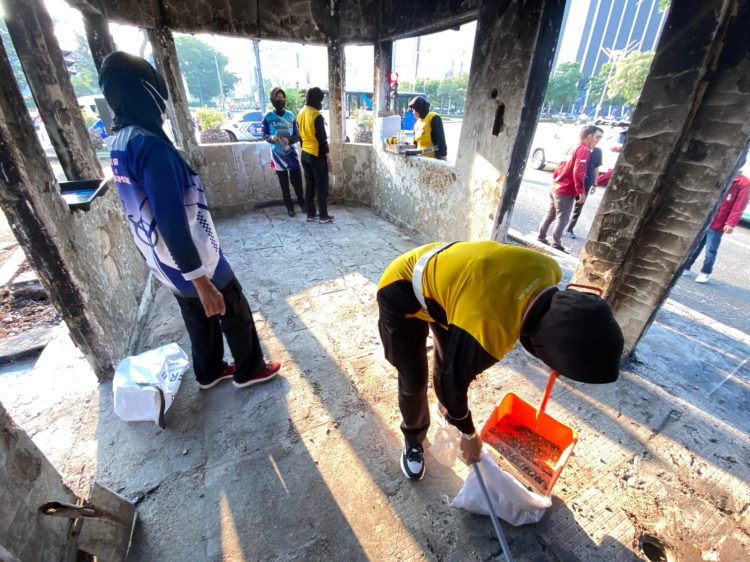 Polwan Ditlantas Polda Metro Jaya Bersama Mahasiswa Gelar Kurve di Pos Polisi Pasca Demo