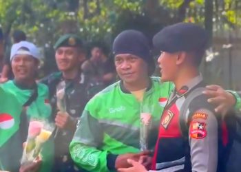 Aksi Ojol Tebar Sejuta Mawar Kebaikan Aparat TNI-Polri dan Masyarakat