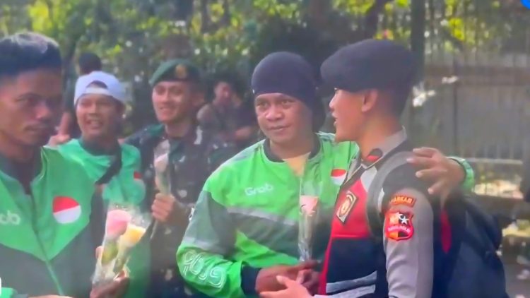 Aksi Ojol Tebar Sejuta Mawar Kebaikan Aparat TNI-Polri dan Masyarakat