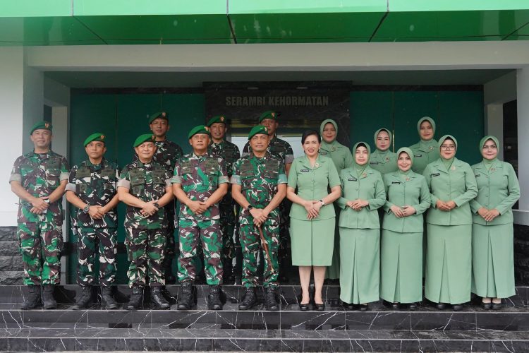 Pangdam XXIII/Palaka Wira Mayjen Binsar Sianipar Tiba di Makodam Disambut Tradisi Penciuman Duaja