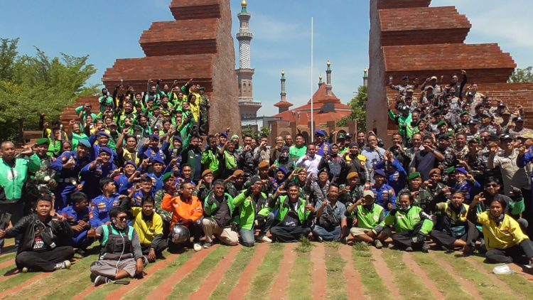 Aksi Damai Ojol Dukung Kondusifitas, Berikan Bunga kepada TNI-Polri di Kota Cirebon