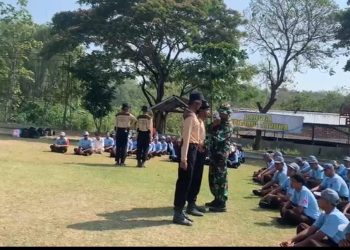 Babinsa Gembleng Ketarunaan dengan Wawasan Kebangsaan untuk Bentuk Karakter Disiplin dan Cinta Tanah Air