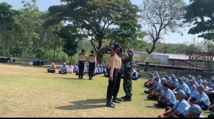 Babinsa Gembleng Ketarunaan dengan Wawasan Kebangsaan untuk Bentuk Karakter Disiplin dan Cinta Tanah Air