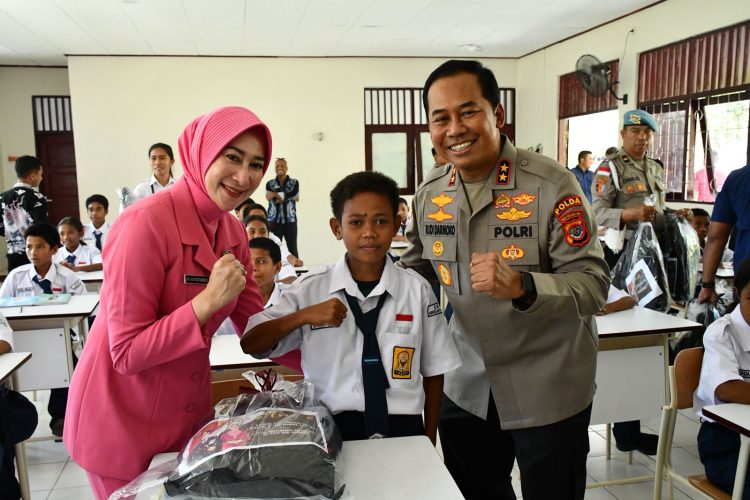 Kapolda NTT Nyalakan Semangat Belajar 100 Siswa SRM 19 Naibonat, Wujudkan Visi Prabowo untuk Pendidikan Indonesia Unggul