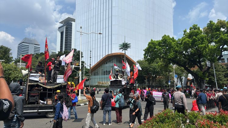 Brimob Polda Metro Jaya Amankan Aksi GEBRAK di Jalan Medan Merdeka Selatan