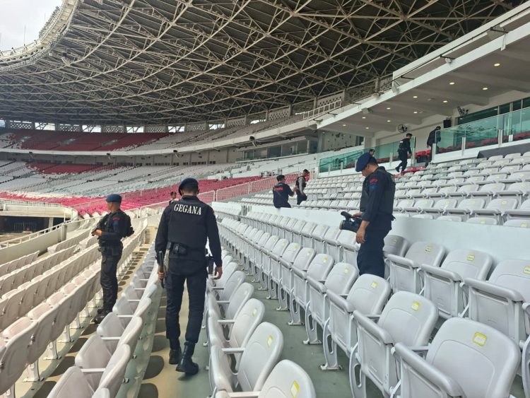 Menjelang Konser Dewa 19, Brimob Polda Metro Jaya Melakukan Sterilisasi di Stadion Utama GBK Senayan