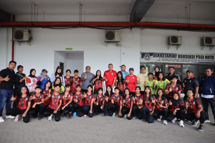 Wali Kota Bekasi Tri Adhianto Melepas 25 Atlet Sepak Bola Putri Ikuti Kualifikasi Porprov 2026 di Bogor 