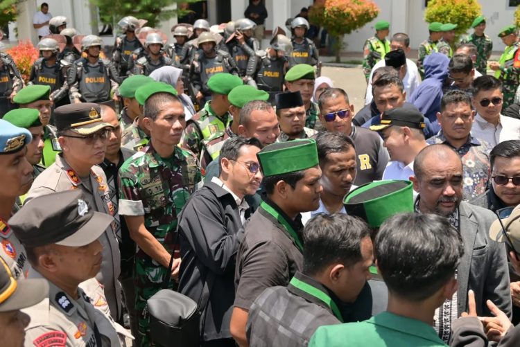 Dandim 0102/Pidie Bersama Forkopimda Terjun Langsung Temui Demonstran, Aksi berjalan Tertib dan Aman