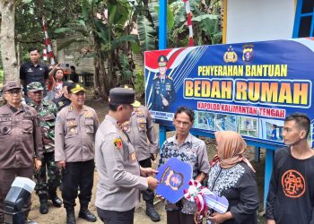 Kapolda Kalteng Serahkan Bantuan Bedah Rumah untuk Keluarga Muhammad Rusasi di Barsel