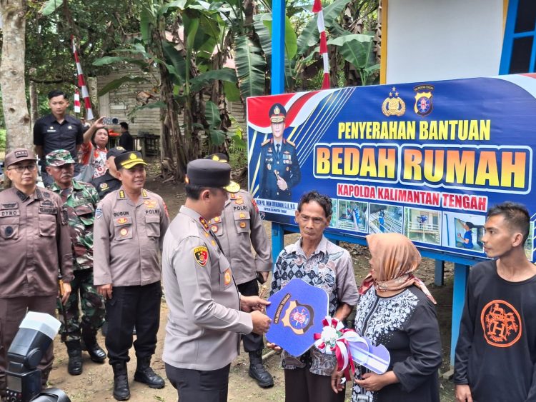 Kapolda Kalteng Serahkan Bantuan Bedah Rumah untuk Keluarga Muhammad Rusasi di Barsel