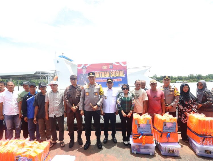 Kapolda Kalteng Serahkan Bantuan Sembako dan Life Jaket untuk Warga Buntok