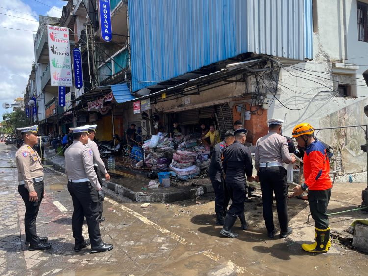Polda Bali Bersama Instansi Terkait Gelar Aksi Bersih-Bersih Pasca Banjir Bandang
