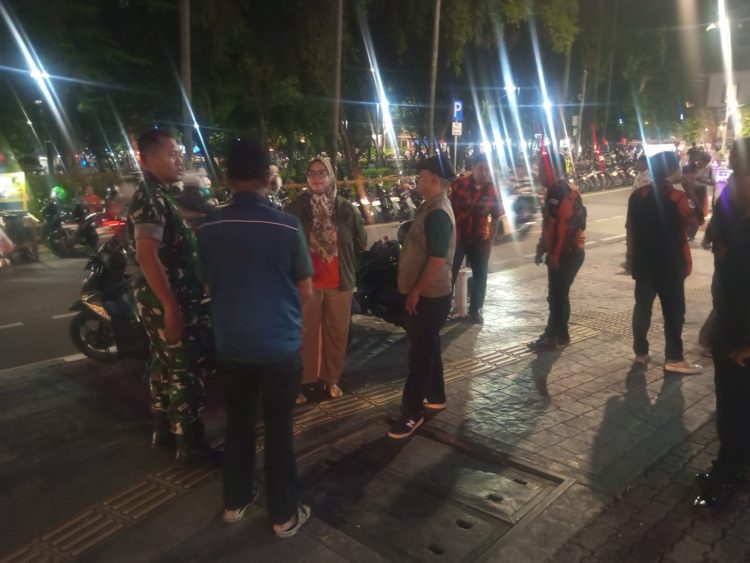 Babinsa Koramil 05/Kebayoran Baru Gandeng Ormas dan FKDM Gelar Patroli Malam di Jaksel