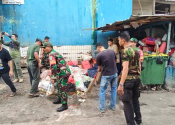 Babinsa Koramil Pulogadung dan Warga Rawamangun Bersihkan Lingkungan Pasar