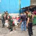 Babinsa Koramil Pulogadung dan Warga Rawamangun Bersihkan Lingkungan Pasar