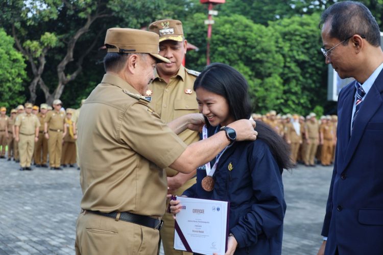 Wali Kota Bekasi Tri Adhianto Apresiasi Siswa Berkelas Dunia dan Penghargaan Layanan Publik