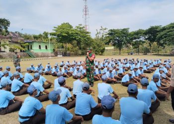 Babinsa Gelar Pembinaan Cinta Tanah Air Untuk Siswa SMK Sakti