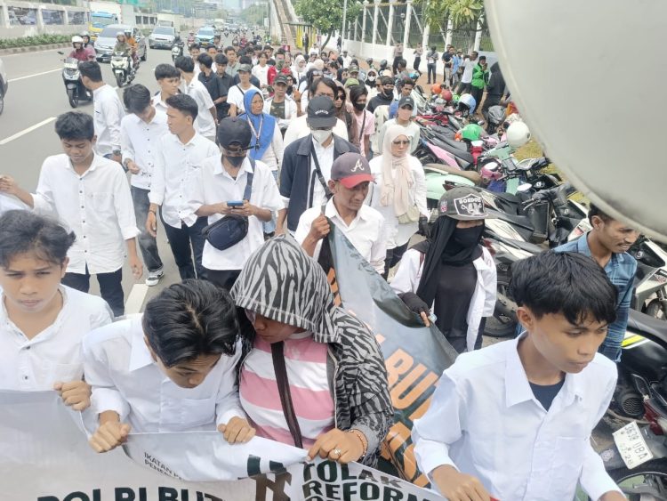 Ribuan Massa Geruduk DPR RI, Tolak Reformasi Polri dan Desak Restorasi Polri