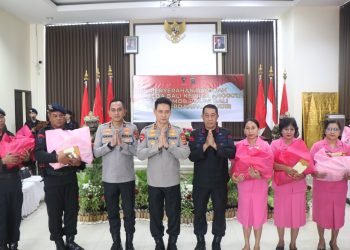 Kapolda Bali Serahkan Bantuan Sosial kepada Personel PNPP Polri Terdampak Banjir 