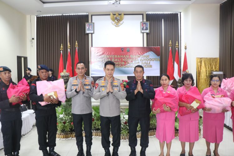 Kapolda Bali Serahkan Bantuan Sosial kepada Personel PNPP Polri Terdampak Banjir 