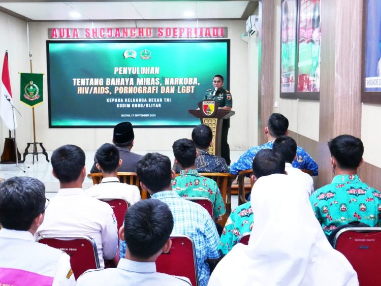 Kodim 0808 Sosialisasi Bahaya Miras, Narkoba, HIV/AIDS, Pornografi dan LGBT Kepada Keluarga TNI