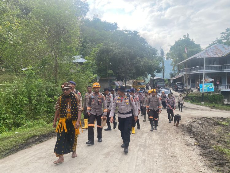 Tim K9 SAR Ditpolsatwa Baharkam Polri Diterjunkan Bantu Pencarian Korban Bencana Alam di NTT