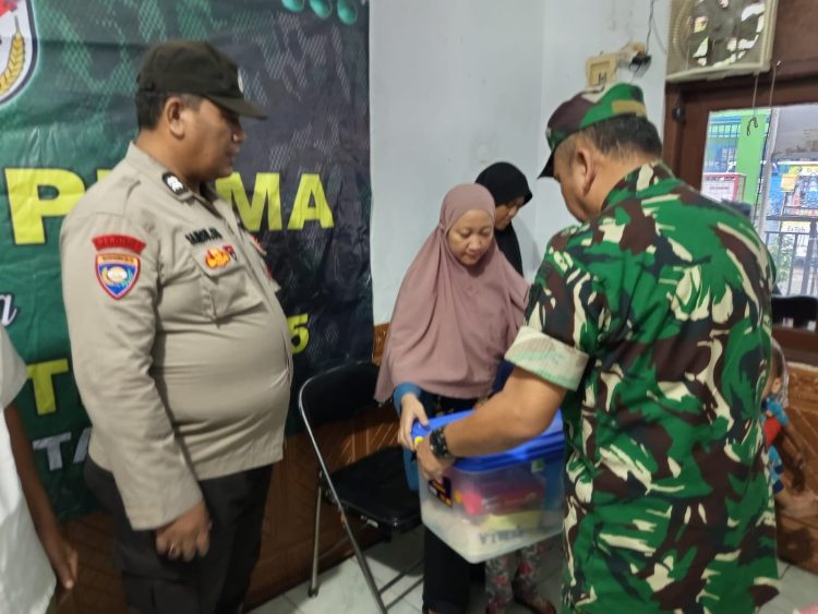 Bakti Teritorial Prima, Koramil 03/Pasar Rebo Ciracas Bagikan Paket Sembako untuk Anak Stunting