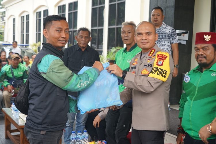 Jum’at Peduli Polres Metro Bekasi, Ratusan Ojol Terima Sembako dan Layanan Kesehatan Gratis