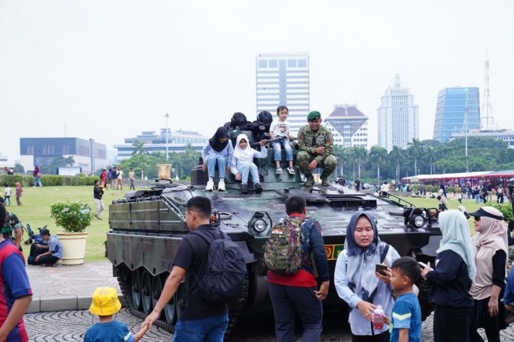 TNI Fair 2025: Monas Meriah Jadi Ajang Pesta Rakyat, Anak-Anak Antusias Naik Panser TNI