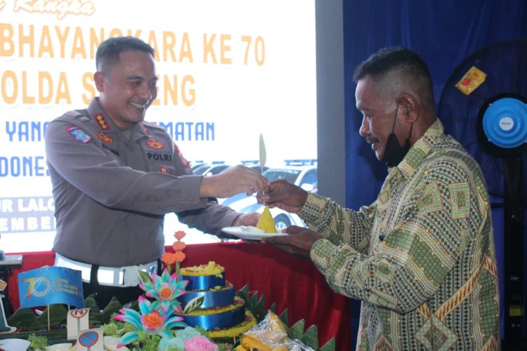 Momentum HUT Lalu Lintas ke-70, Ditlantas Polda Sulteng Bagikan Bantuan ke Warga