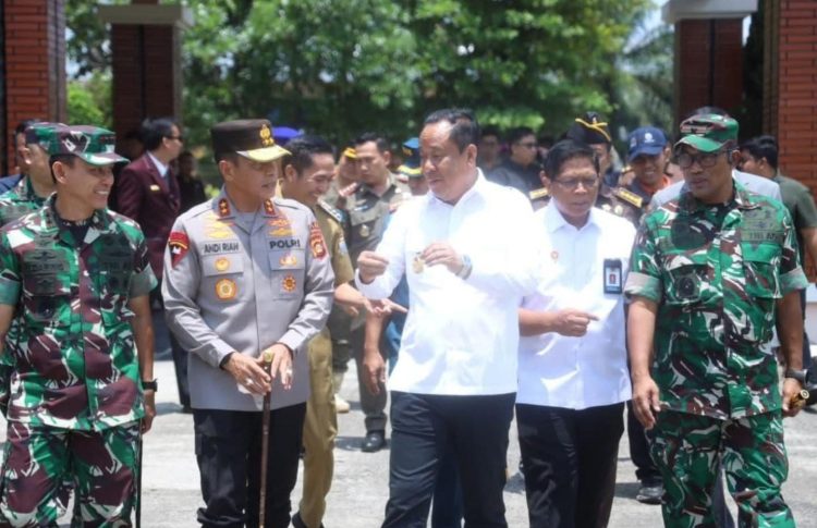 Kapolda Sumsel Hadiri Penyambutan KASAU di Bandara SMB II Palembang