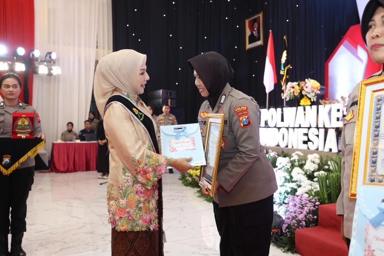 Kapolda Jatim dan Ibu Asuh Polwan Beri Pesan Khusus