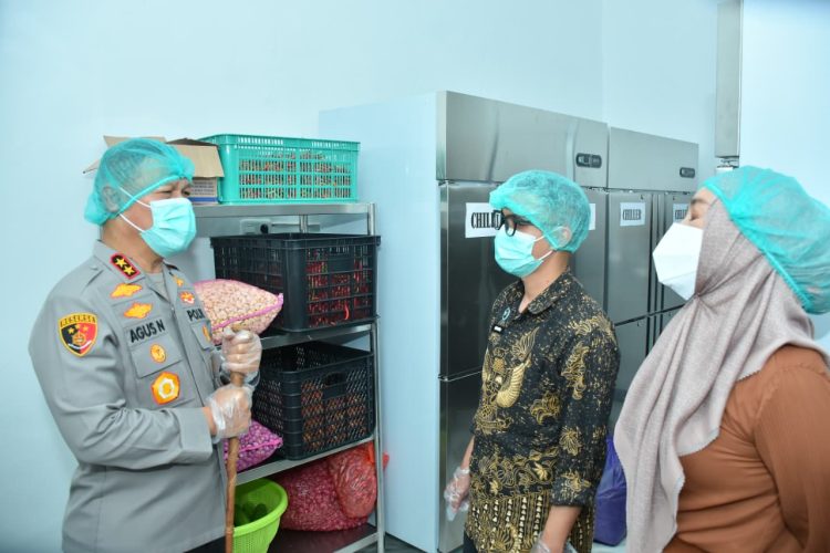 Kapolda Lakukan Sidak Memastikan Layak Produksi Makanan Dapur SPPG Polda Sulteng