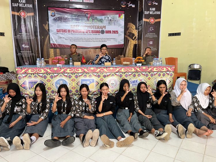 Satgas Madago Raya Beri Motivasi Ratusan Siswa Dua Sekolah di Poso Lewat Hipnoterapi
