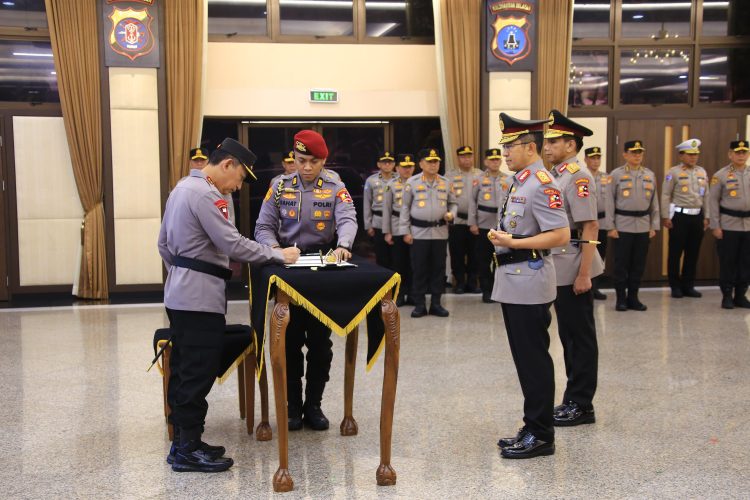 Kapolri Pimpin Sertijab Kabaintelkam dan Dankor Brimob Polri