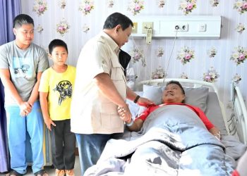 Presiden Prabowo Jenguk Polisi dan Warga Korban Aksi Demonstrasi di RS Bhayangkara