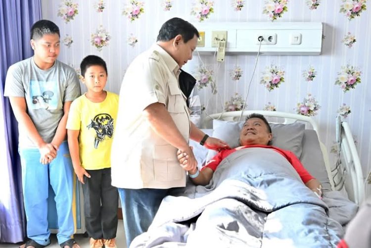Presiden Prabowo Jenguk Polisi dan Warga Korban Aksi Demonstrasi di RS Bhayangkara