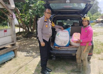 Satgas Madago Raya Serahkan Bantuan Pupuk Pertanian kepada Eks Napiter di Poso